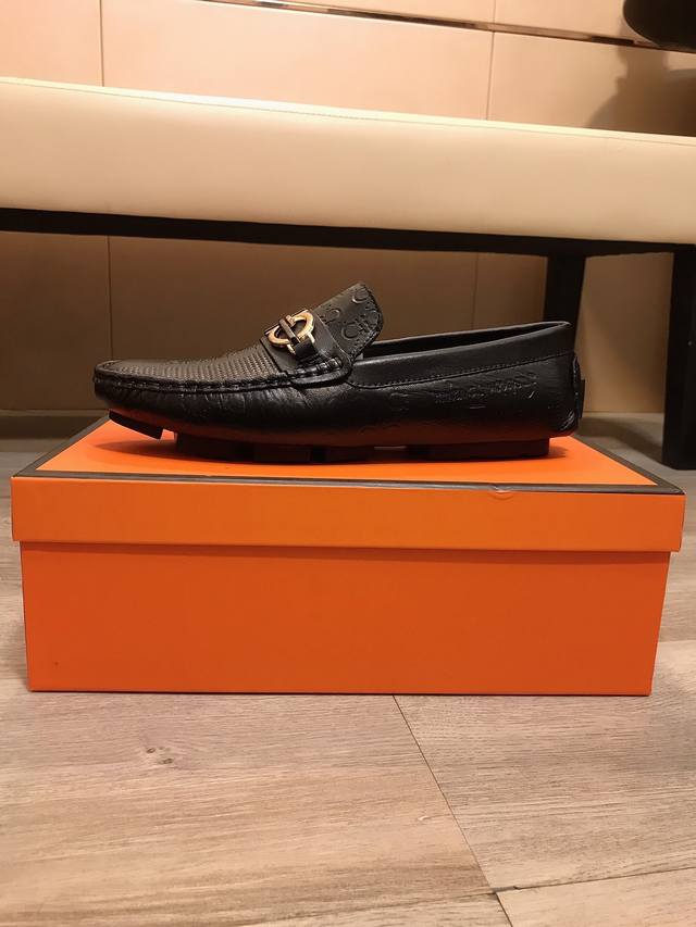 工厂价 菲拉格幕 Ferragamo 新款男士豆豆鞋高品质做工精细，高端奢华鞋面采用进口意大利牛皮压纹，猪皮内里橡胶耐磨防滑大底，穿着透气舒适高品味男士首选码数